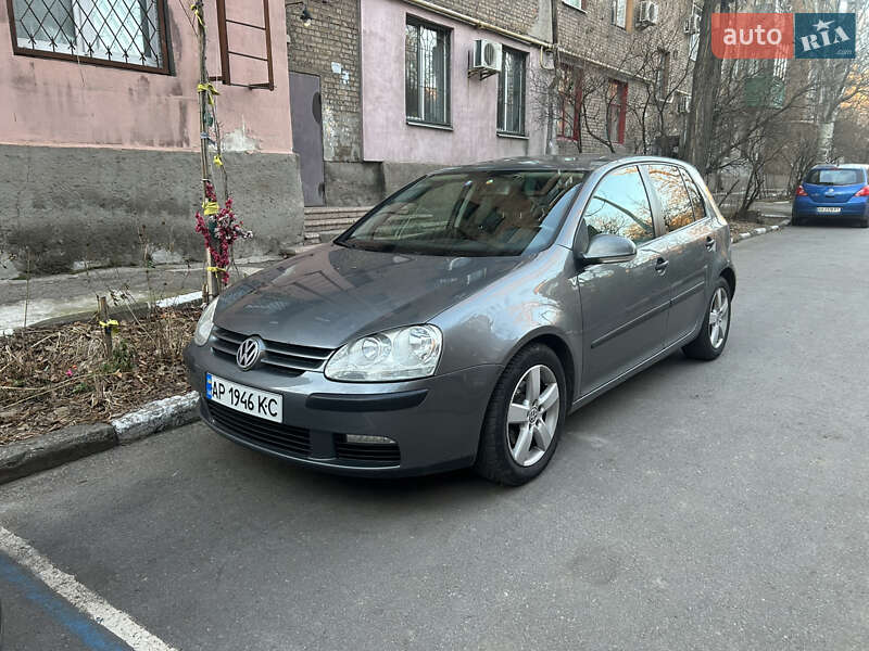 Хетчбек Volkswagen Golf 2004 в Запоріжжі