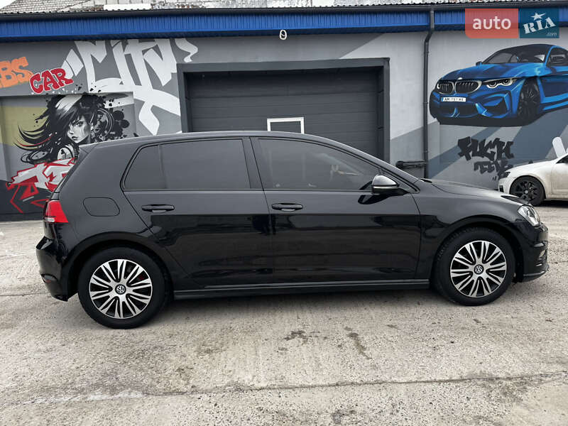 Хэтчбек Volkswagen Golf 2016 в Житомире