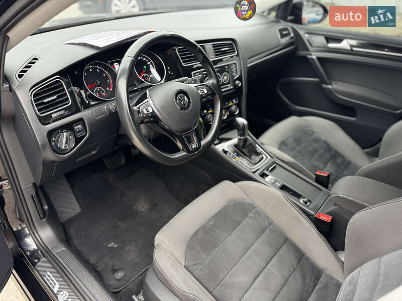 Хэтчбек Volkswagen Golf 2016 в Житомире