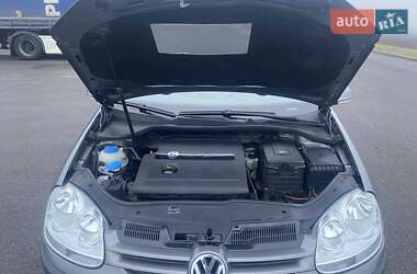 Хетчбек Volkswagen Golf 2005 в Немирові