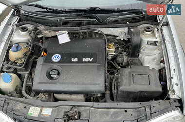 Хэтчбек Volkswagen Golf 2002 в 