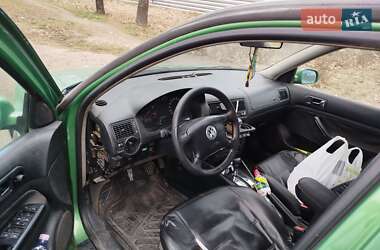 Хэтчбек Volkswagen Golf 1999 в 