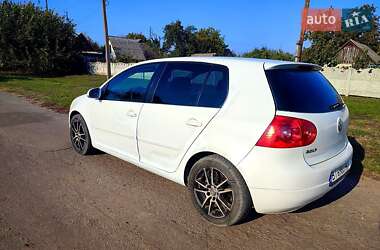 Хэтчбек Volkswagen Golf 2005 в Лохвице