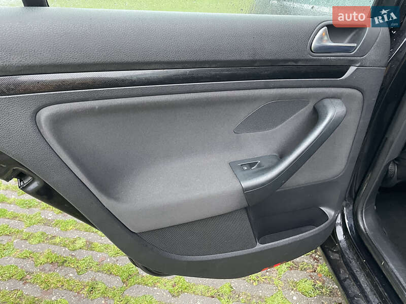 Універсал Volkswagen Golf 2011 в Києві