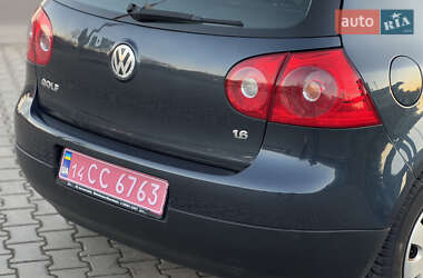 Хетчбек Volkswagen Golf 2005 в Львові