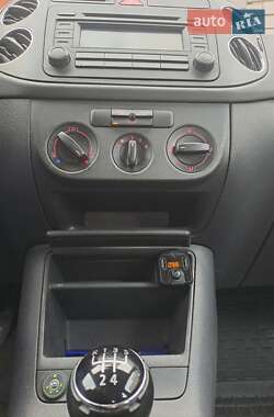 Хэтчбек Volkswagen Golf 2005 в 