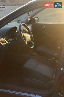 Хэтчбек Volkswagen Golf 2002 в 