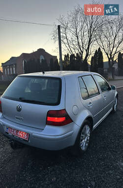 Хэтчбек Volkswagen Golf 2002 в 