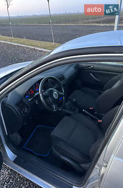 Хэтчбек Volkswagen Golf 2002 в 