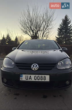 Хэтчбек Volkswagen Golf 2004 в Обухове
