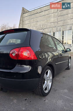 Хэтчбек Volkswagen Golf 2004 в Обухове