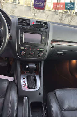 Хэтчбек Volkswagen Golf 2004 в Обухове