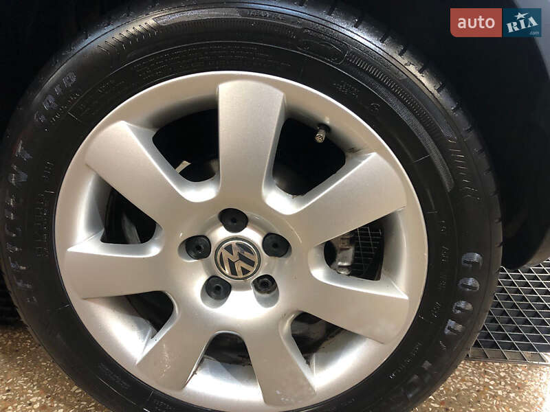 Хетчбек Volkswagen Golf 2003 в Золотоноші