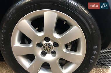 Хэтчбек Volkswagen Golf 2003 в 