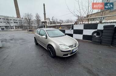 Хетчбек Volkswagen Golf 2004 в Дніпрі