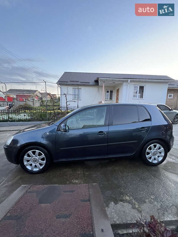 Хэтчбек Volkswagen Golf 2004 в Ровно