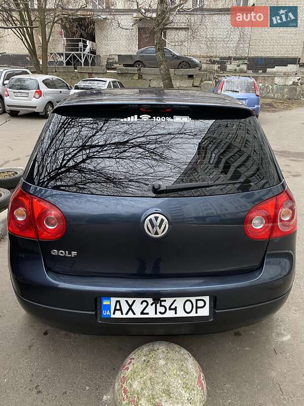 Хетчбек Volkswagen Golf 2005 в Чугуєві