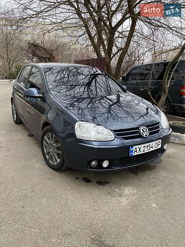 Хетчбек Volkswagen Golf 2005 в Чугуєві
