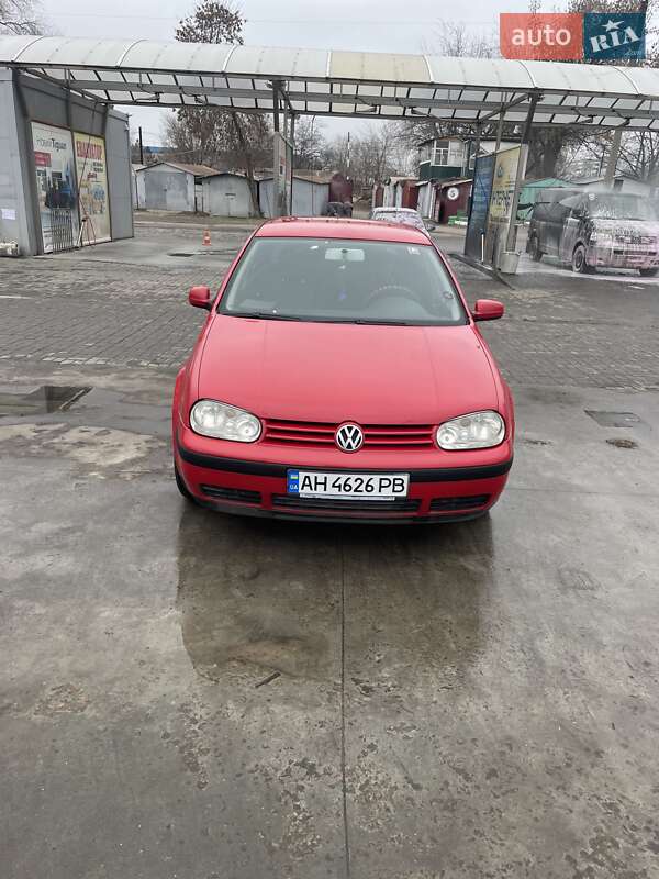 Хэтчбек Volkswagen Golf 2001 в 