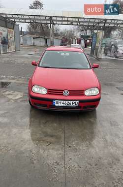 Хэтчбек Volkswagen Golf 2001 в 