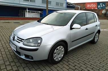 Хэтчбек Volkswagen Golf 2004 в Ромнах