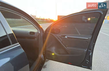 Хетчбек Volkswagen Golf 2010 в 
