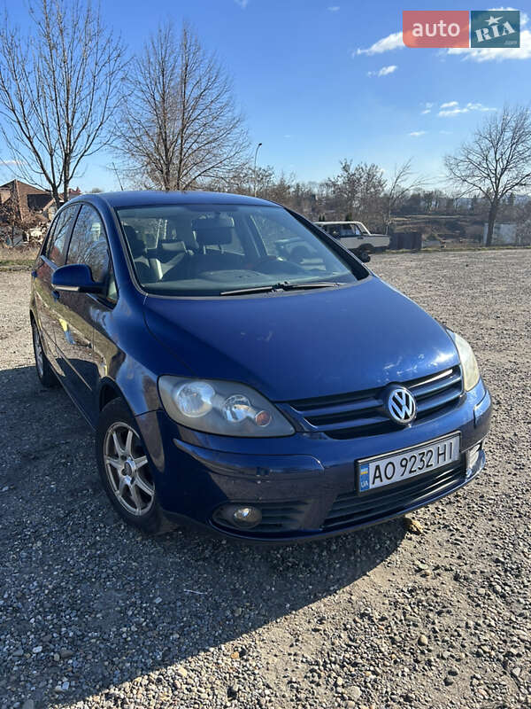 Хетчбек Volkswagen Golf 2005 в Ужгороді