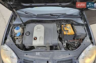 Хэтчбек Volkswagen Golf 2005 в 
