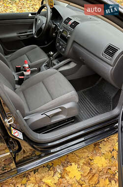 Хетчбек Volkswagen Golf 2009 в 