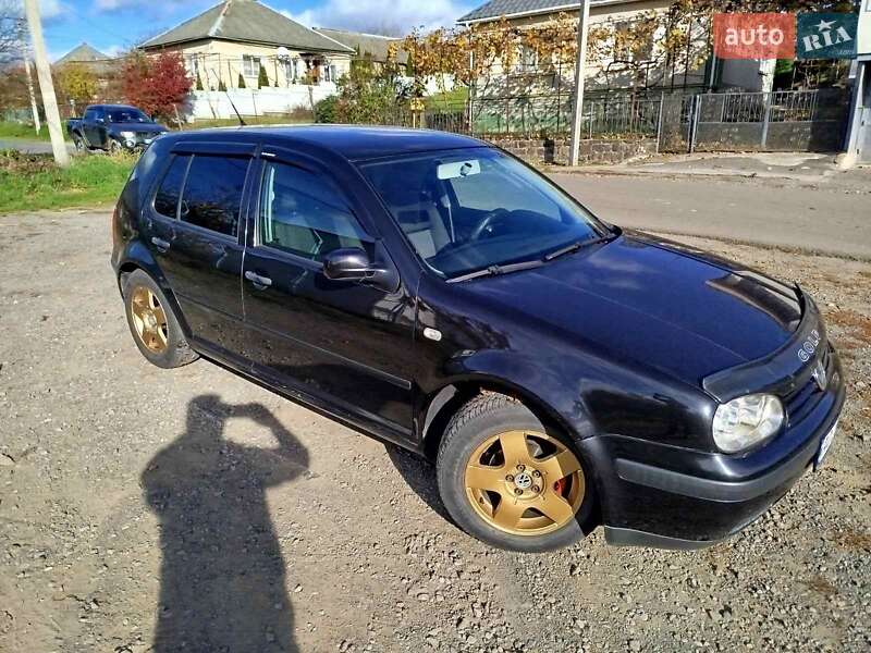 Хетчбек Volkswagen Golf 2003 в Середньому