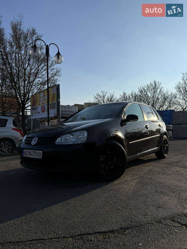 Хэтчбек Volkswagen Golf 2005 в 