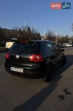Хэтчбек Volkswagen Golf 2005 в 