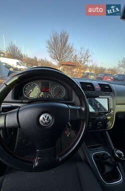 Хэтчбек Volkswagen Golf 2005 в 