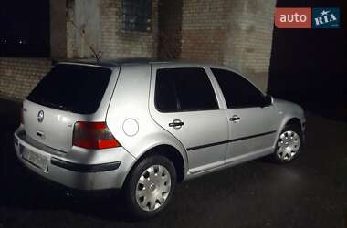Хэтчбек Volkswagen Golf 2001 в 