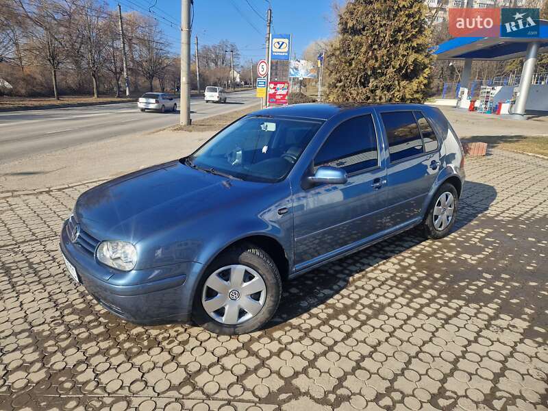 Хэтчбек Volkswagen Golf 2003 в Черновцах