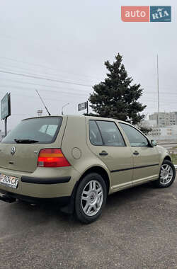 Хетчбек Volkswagen Golf 2002 в Запоріжжі