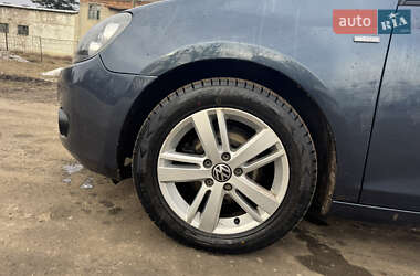 Хэтчбек Volkswagen Golf 2012 в 