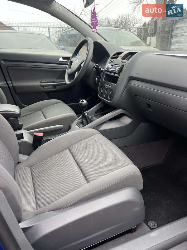 Хетчбек Volkswagen Golf 2003 в Городку