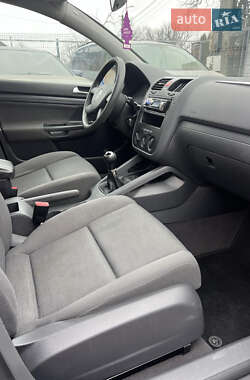 Хэтчбек Volkswagen Golf 2003 в 