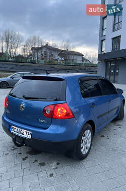 Хэтчбек Volkswagen Golf 2004 в Новояворовске