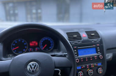 Хэтчбек Volkswagen Golf 2004 в Новояворовске