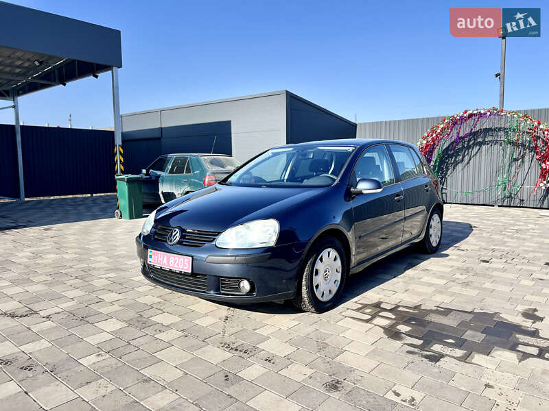 Хэтчбек Volkswagen Golf 2005 в 