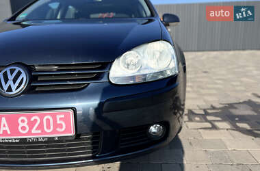 Хэтчбек Volkswagen Golf 2005 в 