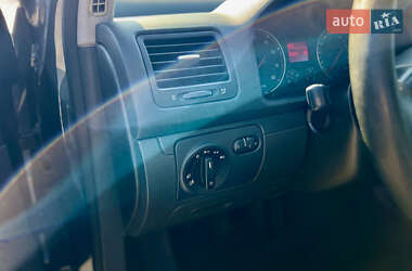 Хэтчбек Volkswagen Golf 2005 в 