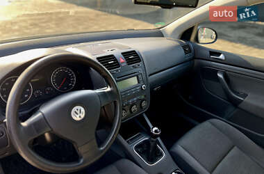 Хэтчбек Volkswagen Golf 2005 в 