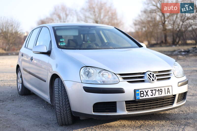 Хетчбек Volkswagen Golf 2004 в Хмельницькому
