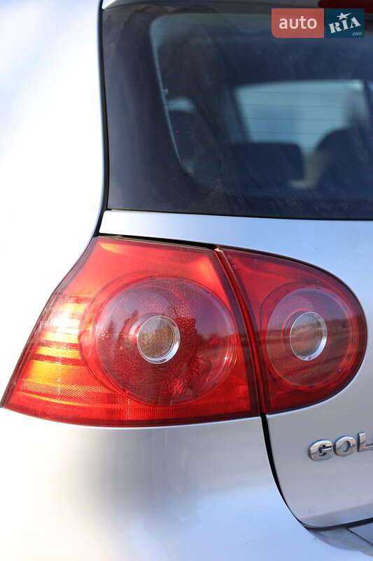 Хетчбек Volkswagen Golf 2004 в Хмельницькому