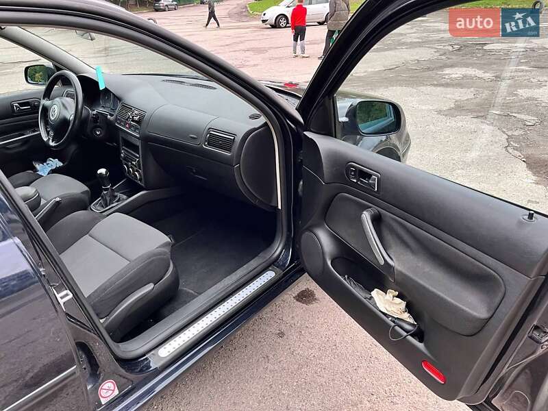 Хетчбек Volkswagen Golf 2001 в Львові