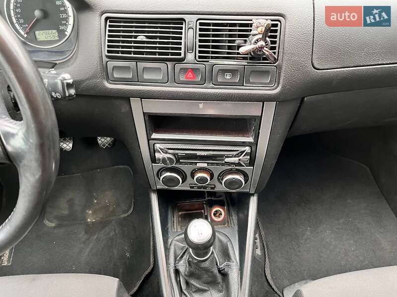 Хетчбек Volkswagen Golf 2001 в Львові