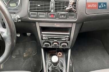 Хэтчбек Volkswagen Golf 2001 в 